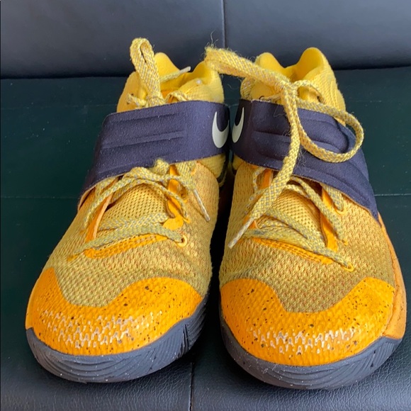 kyrie irving school bus shoes